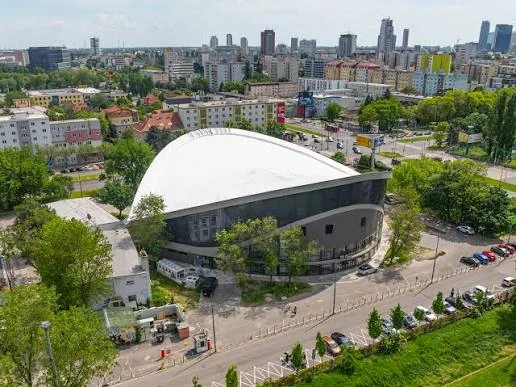 Gopass Aréna na Pasienkoch zhora, s bielou oblúkovou strechou