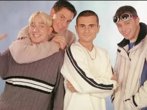 Mladí Lunetic v svetroch sa objímajú v štúdiu